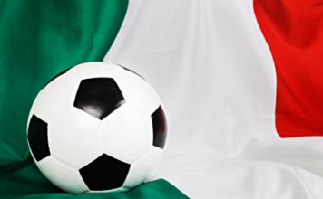 L´evoluzione del calcio in Italia 10 0 Pallone e bandiera italiana